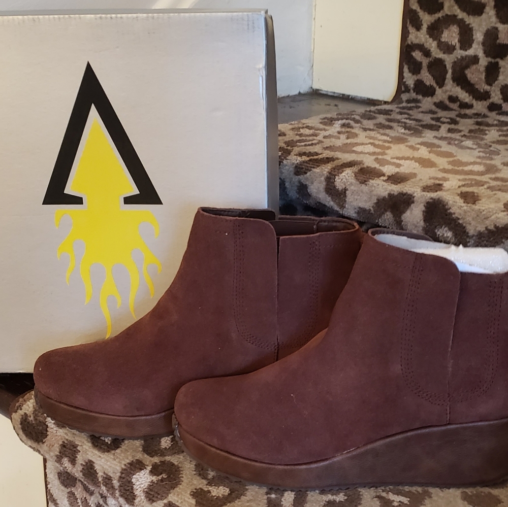 NEW! Volatile Burlingham suede booties sz 8.5